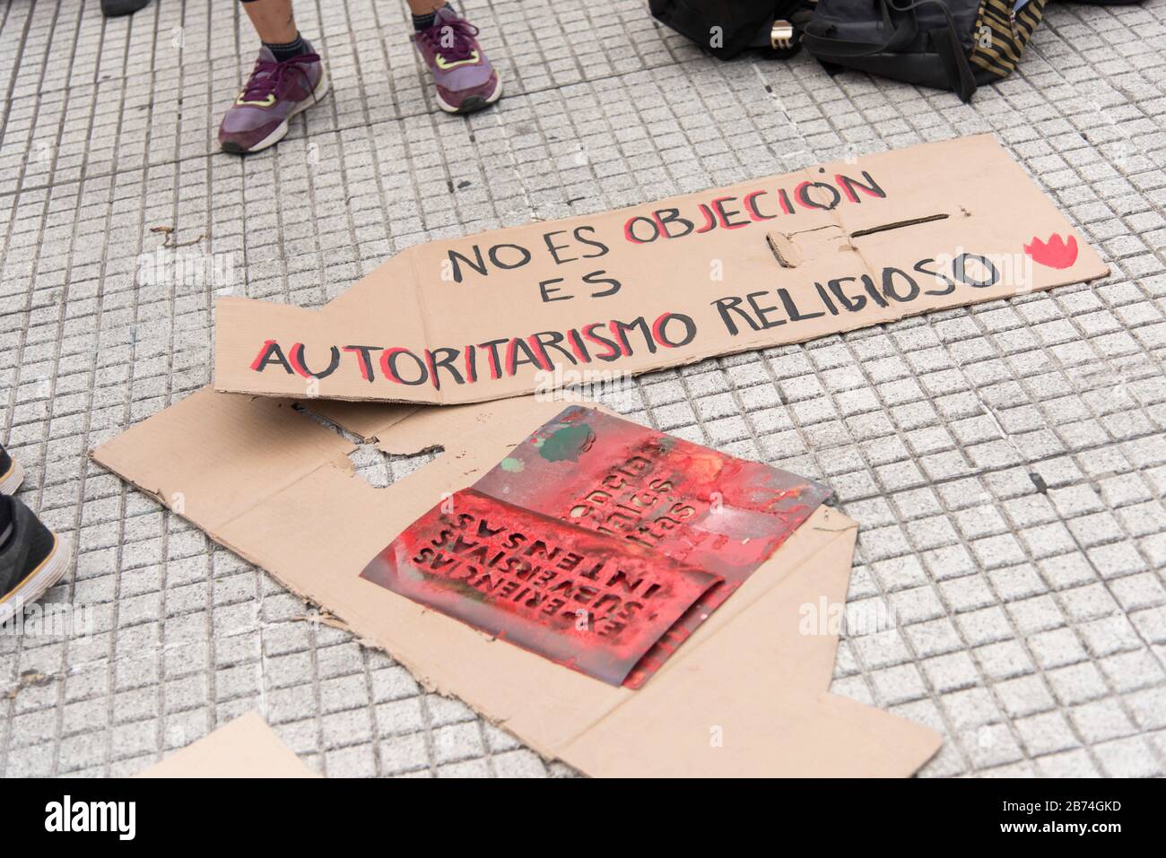 CABA, Buenos Aires / Argentina; 9 marzo 2020: Giornata internazionale delle donne. Poster relativo alla legge sull'aborto legale e all'obiezione coscienziosa: Lo è Foto Stock
