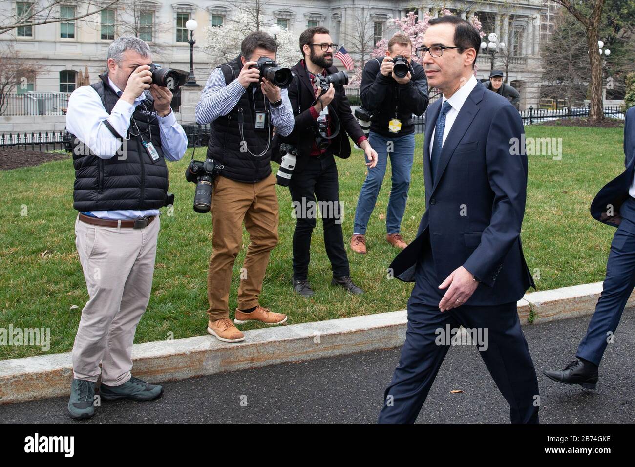 Washington, Stati Uniti D'America. 13 Marzo 2020. Washington, Stati Uniti D'America. 13 Marzo 2020. Steven Mnuchin, segretario del Tesoro degli Stati Uniti, esce dall'ala ovest della Casa Bianca per parlare alla stampa sulla risposta allo scoppio globale del COVID-19, romanzo coronavirus 13 marzo 2020 a Washington, DC. Credit: Keegan Barber/Casa Bianca Foto/Alamy Live News Foto Stock