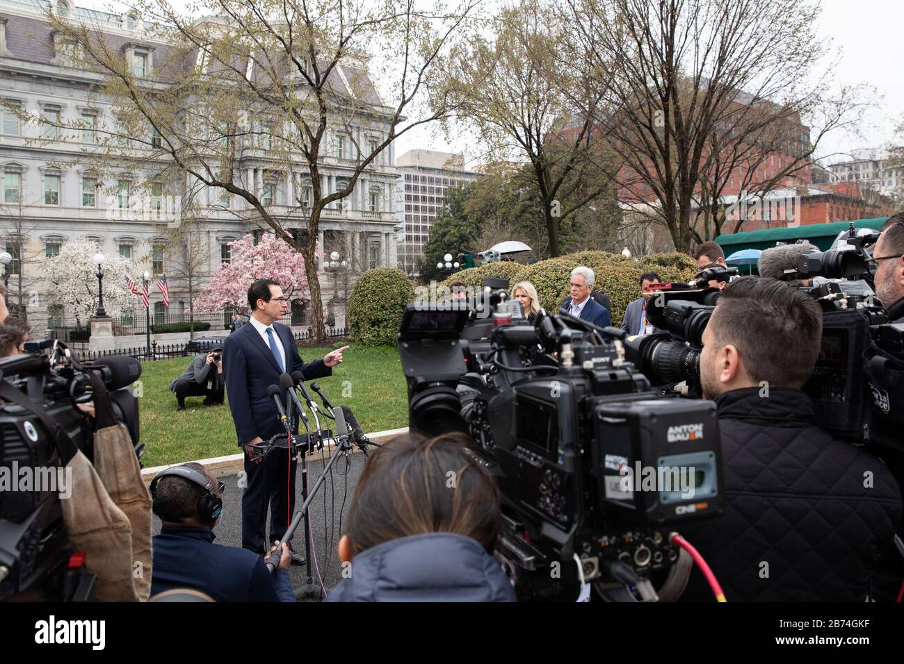 Washington, Stati Uniti D'America. 13 Marzo 2020. Washington, Stati Uniti D'America. 13 Marzo 2020. Steven Mnuchin, segretario del Tesoro degli Stati Uniti, parla alla stampa sulla risposta allo scoppio globale del COVID-19, romanzo coronavirus fuori dell'ala ovest della Casa Bianca il 13 marzo 2020 a Washington, DC. Credit: Keegan Barber/Casa Bianca Foto/Alamy Live News Foto Stock