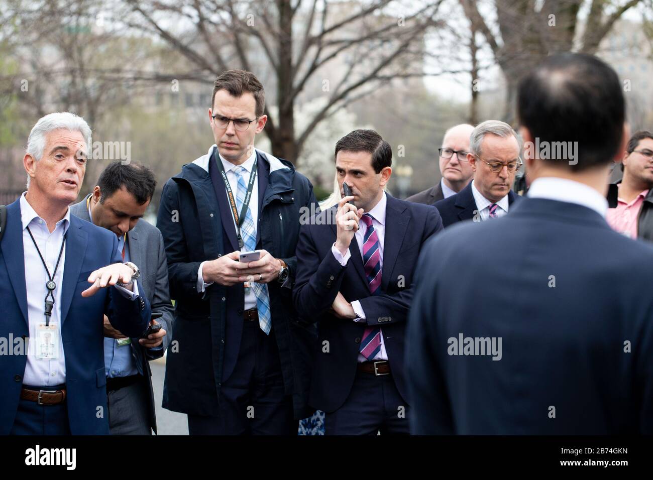 Washington, Stati Uniti D'America. 13 Marzo 2020. Washington, Stati Uniti D'America. 13 Marzo 2020. I giornalisti interrogano il Segretario del Tesoro degli Stati Uniti Steven Mnuchin, a destra, durante una conferenza stampa improvvisata sulla risposta allo scoppio globale del COVID-19, il romanzo coronavirus fuori dell'ala ovest della Casa Bianca 13 marzo 2020 a Washington, DC. Credit: Keegan Barber/Casa Bianca Foto/Alamy Live News Foto Stock
