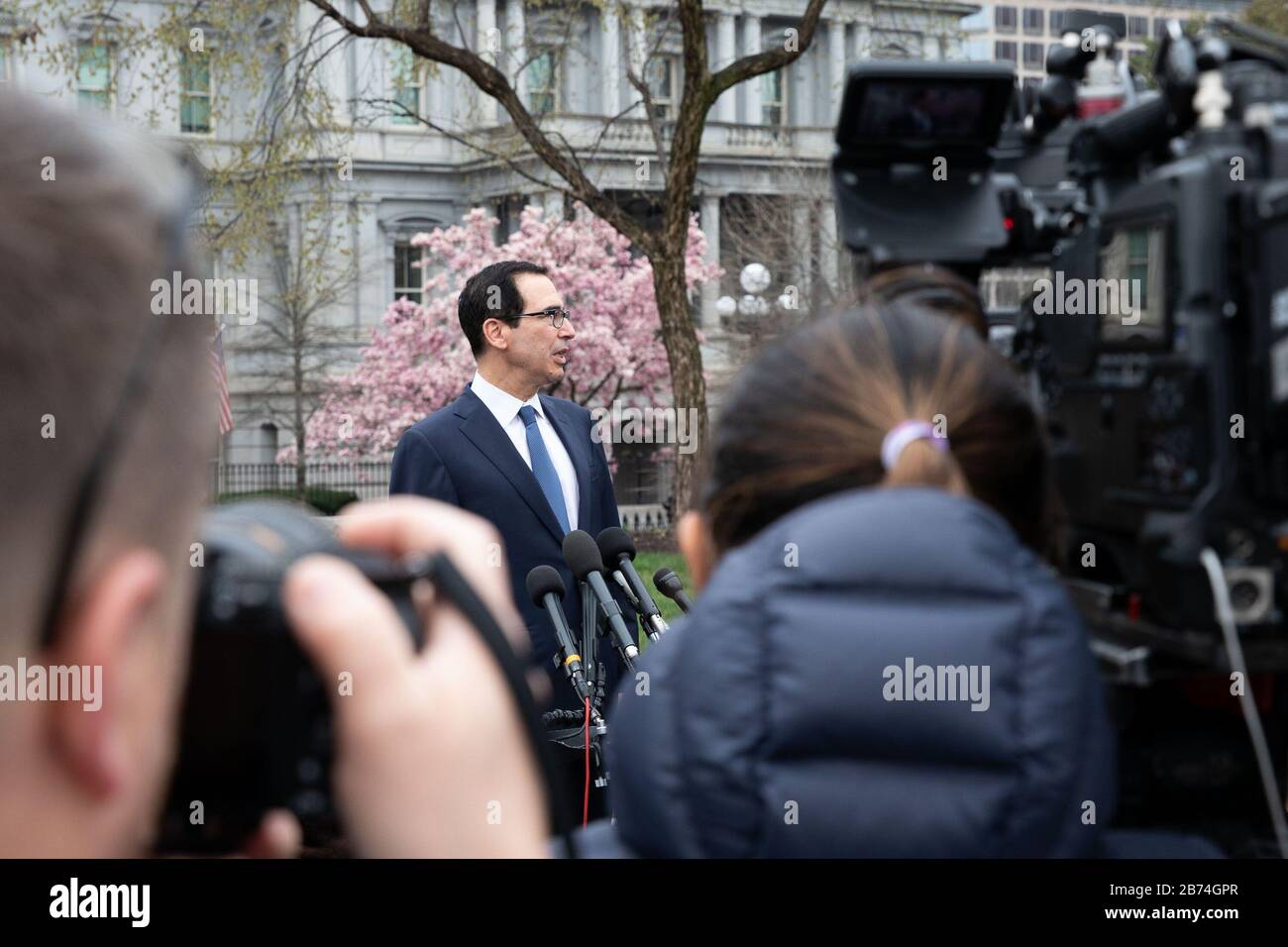 Washington, Stati Uniti D'America. 13 Marzo 2020. Washington, Stati Uniti D'America. 13 Marzo 2020. Steven Mnuchin, segretario del Tesoro degli Stati Uniti, parla alla stampa sulla risposta allo scoppio globale del COVID-19, romanzo coronavirus fuori dell'ala ovest della Casa Bianca il 13 marzo 2020 a Washington, DC. Credit: Keegan Barber/Casa Bianca Foto/Alamy Live News Foto Stock