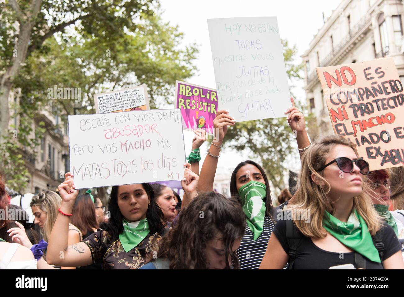 CABA, Buenos Aires / Argentina; 9 marzo 2020: Giornata internazionale delle donne, sciopero femminista; donne con fazzoletti verdi che alzano manifesti femministi Foto Stock