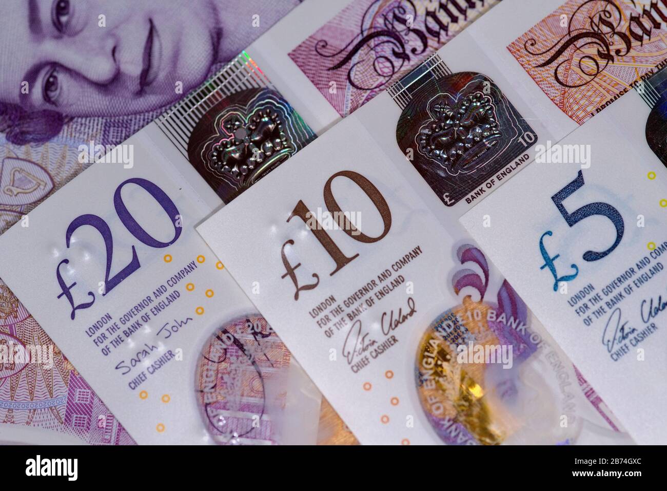 uk banconote da venti sterline intrappolate in mousetrap Foto Stock