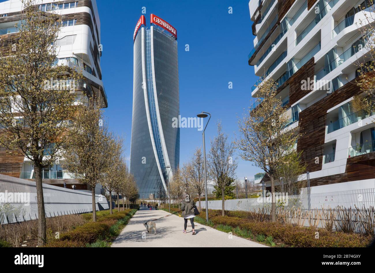 Generali Tower, il grattacielo progettato dall'architetto Zaha Hadid nel quartiere CityLife. L'edificio è la sede delle Assicurazioni generali Foto Stock
