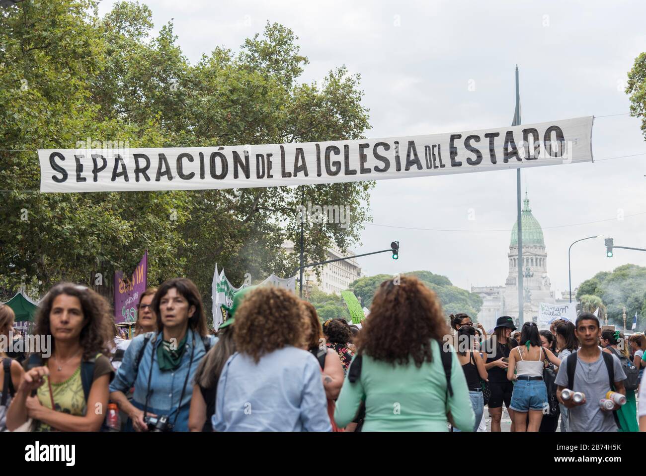 CABA, Buenos Aires / Argentina; 9 marzo 2020: Giornata internazionale delle donne. Banner che chiede la separazione tra Chiesa e Stato, vicino al Con Nazionale Foto Stock