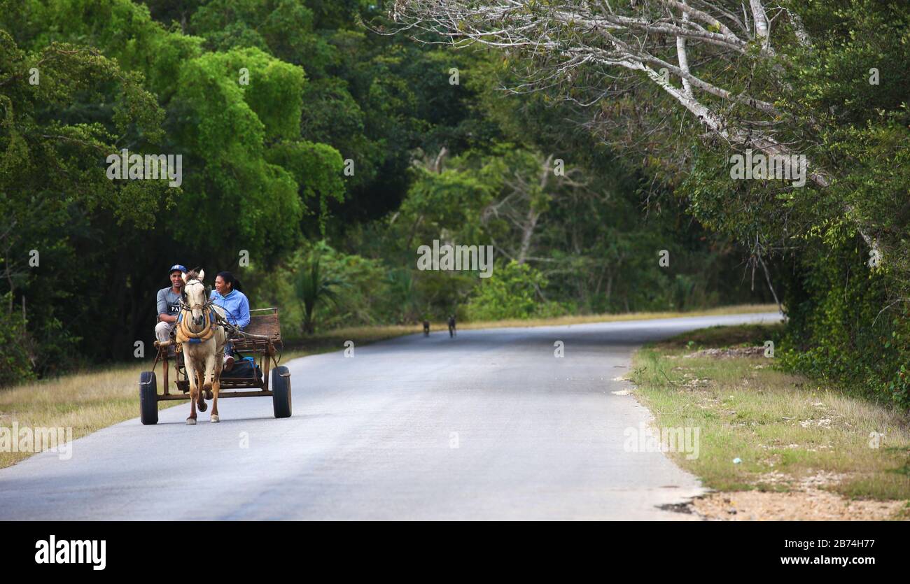 Coppia che viaggia su un barrow su una strada di campagna Foto Stock