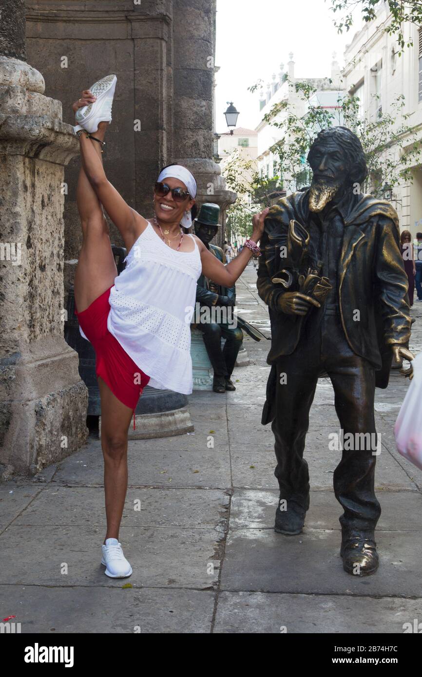 Havana, Cuba - 12 marzo 2018: Donna atletica cubana e statua in centro Foto Stock