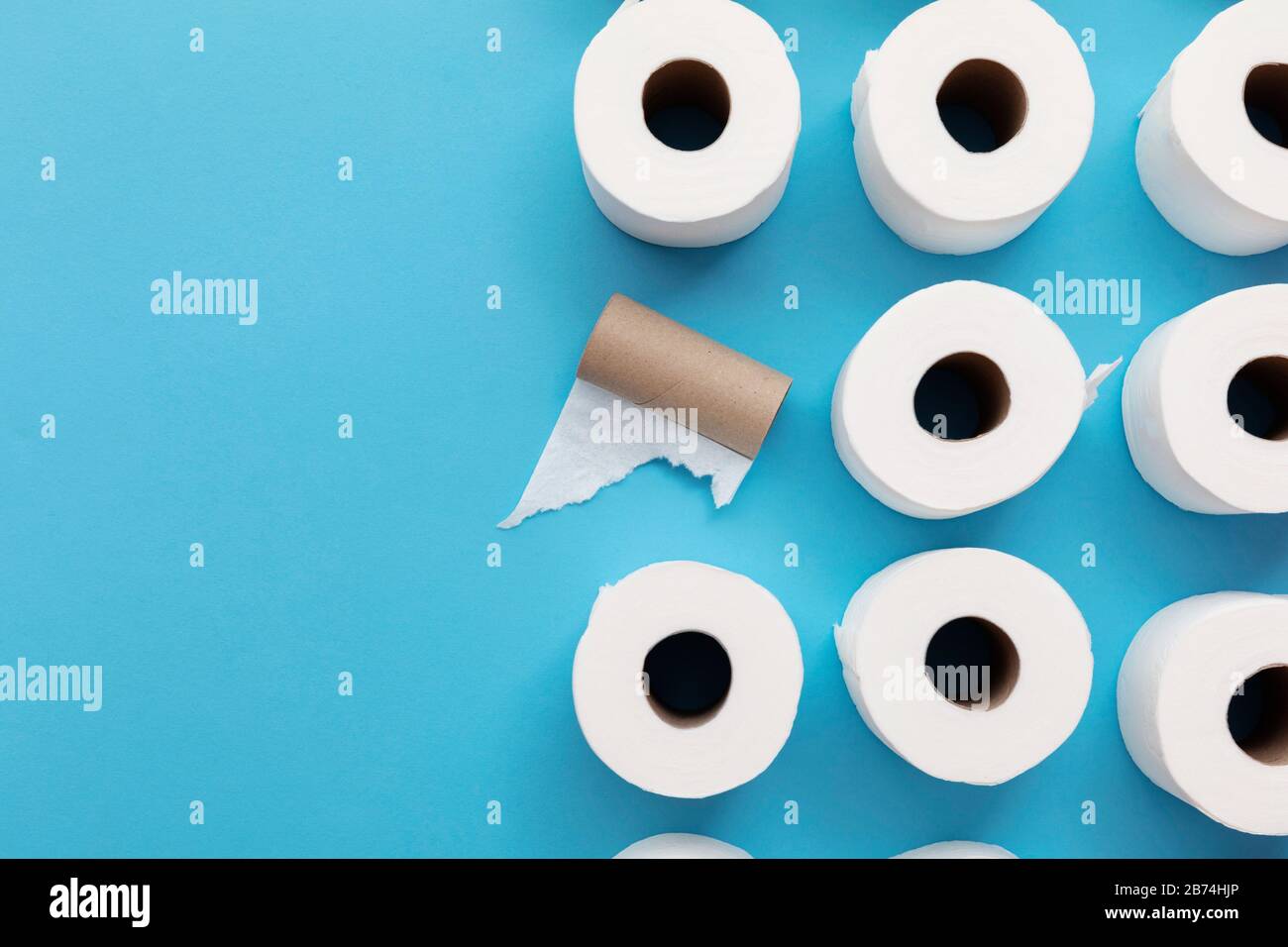 Svuotare il rotolo di carta igienica usata accanto a un rotolo completo di carta igienica Foto Stock