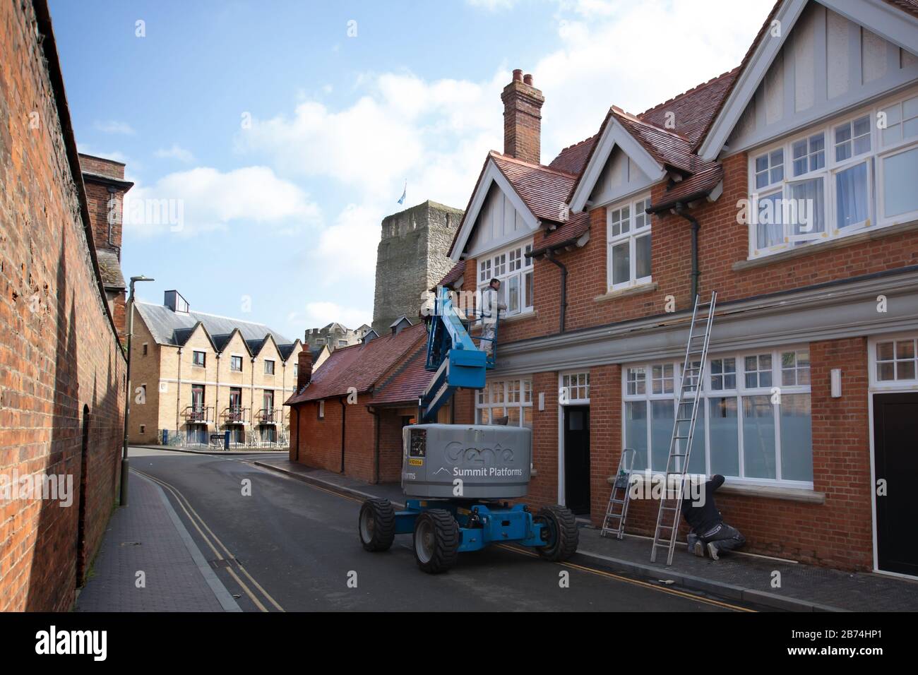 Pittori e Decoratori dipingono l'esterno di una casa a St Thomas Street, Oxford Foto Stock