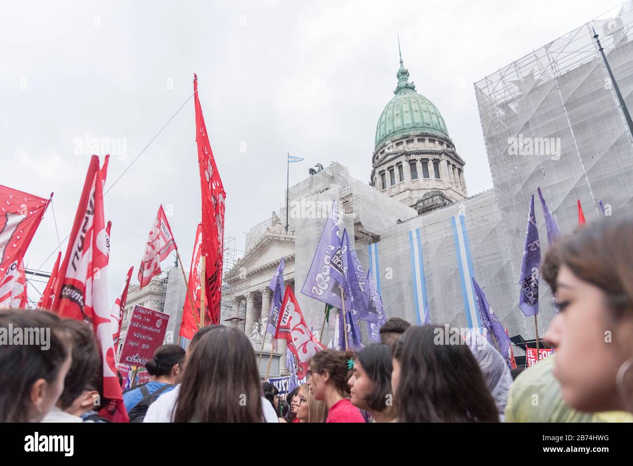 CABA, Buenos Aires / Argentina; 9 marzo 2020: Giornata internazionale delle donne; le donne si sono radunate di fronte al congresso nazionale durante il congresso nazionale delle donne Foto Stock