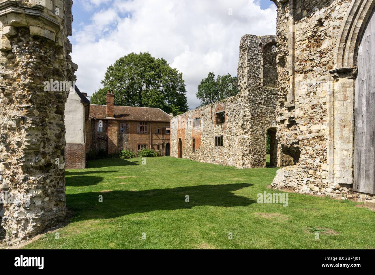 Resti del 14 ° secolo Leiston Abbey, Suffolk, Regno Unito; ex abbazia di canoni premonstratensi, ora una scuola di musica Pro Corda Foto Stock