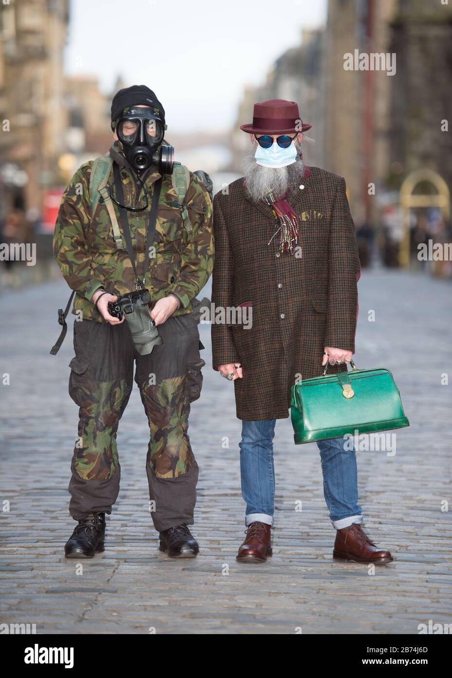 Edimburgo, Regno Unito. 13 Marzo 2020. Nella foto: (A sinistra) Alan Wilson; (a destra), Jimmy Crombie, indossando i dispositivi di protezione personale che anticipano la conseguente pandemia che sta per colpire la Scozia. Credit: Colin Fisher/Alamy Live News Foto Stock