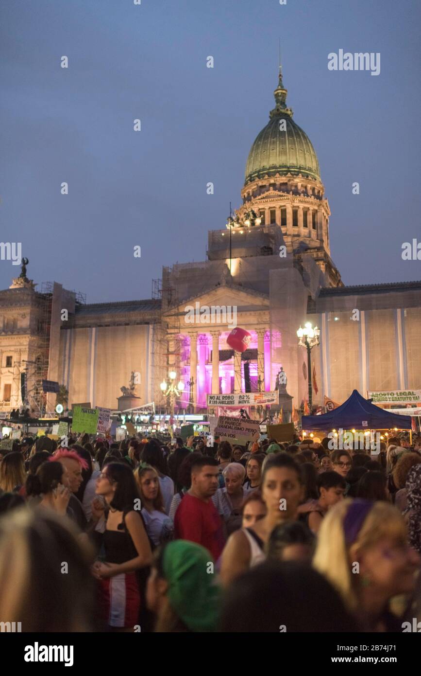 CABA, Buenos Aires / Argentina; 9 marzo 2020: Giornata internazionale delle donne. Le donne si sono radunate davanti al congresso nazionale durante le donne nazionali Foto Stock