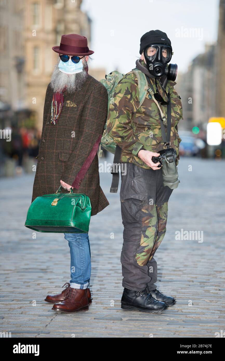 Edimburgo, Regno Unito. 13 Marzo 2020. Nella foto: (A sinistra) Jimmy Crombie; (a destra), Alan Wilson, indossando i dispositivi di protezione personale che anticipano la conseguente pandemia che sta per colpire la Scozia. Credit: Colin Fisher/Alamy Live News Foto Stock