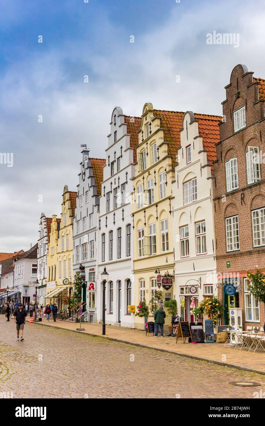 Negozi e ristoranti sulla piazza del mercato di Friedrichstadt, Germania Foto Stock