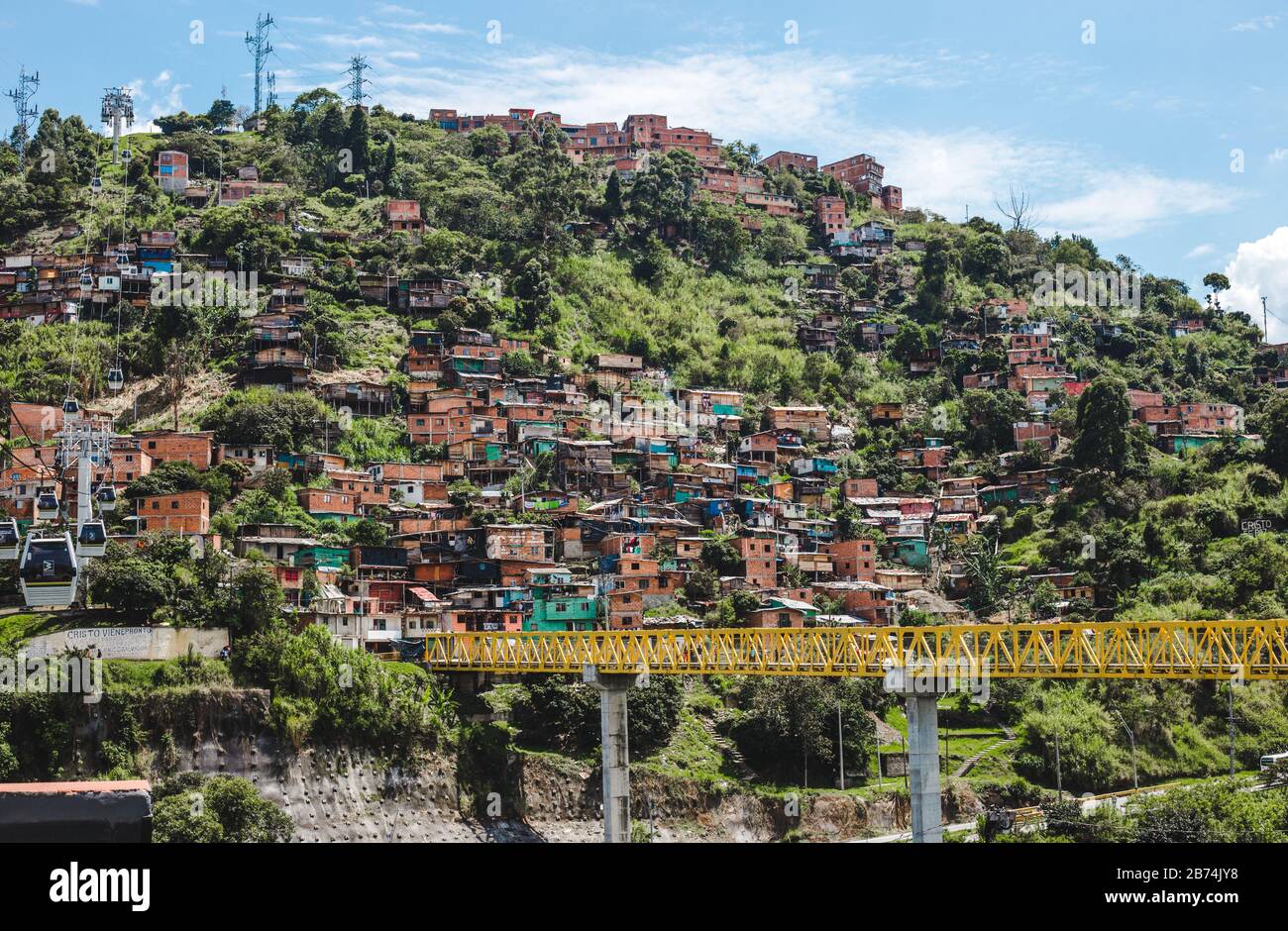 Case di espansione di un barrio comuna nelle zone esterne economicamente svantaggiate di Medellin, Colombia Foto Stock