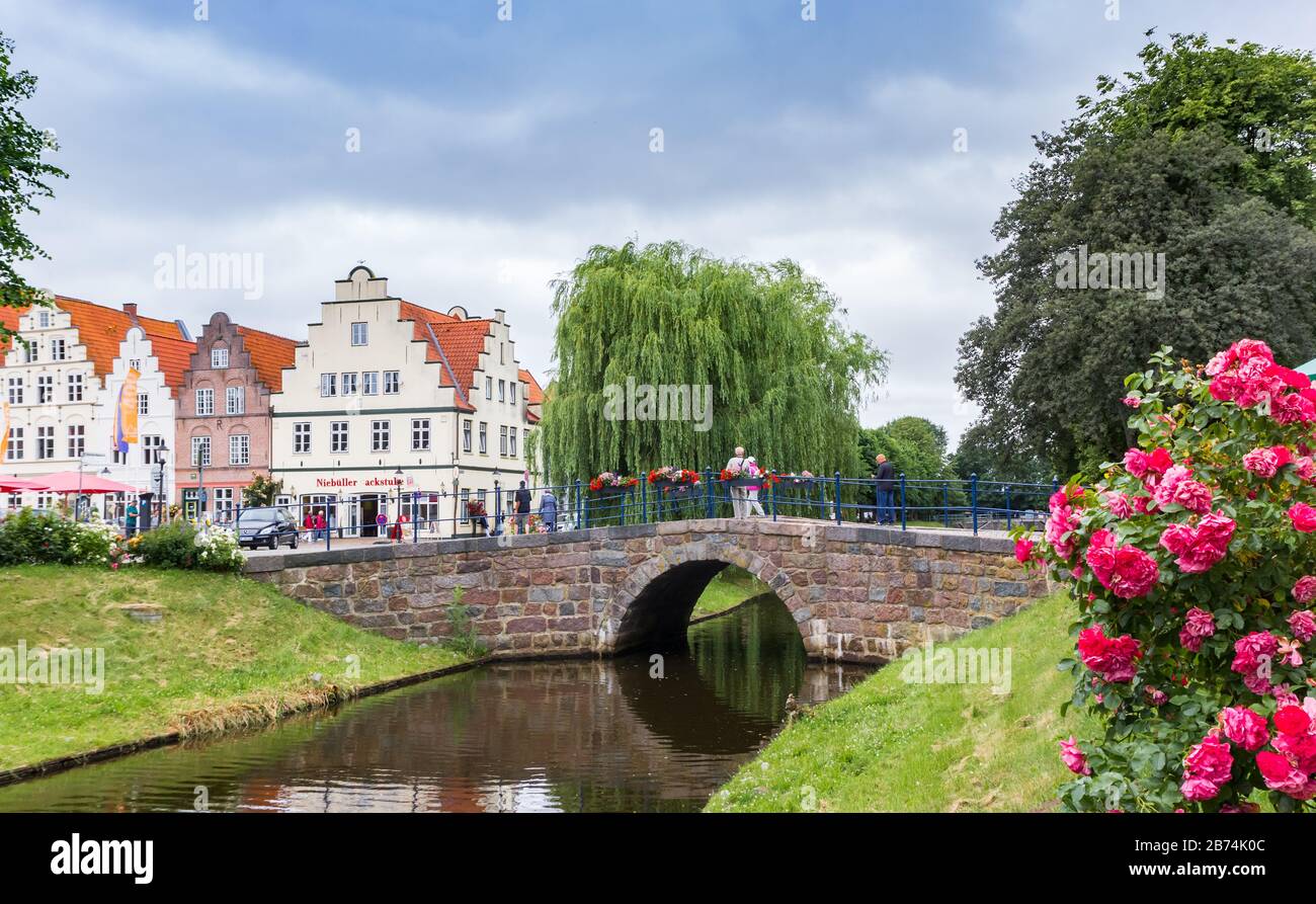 Ponte e fiori al canale di Friedrichstadt, Germania Foto Stock