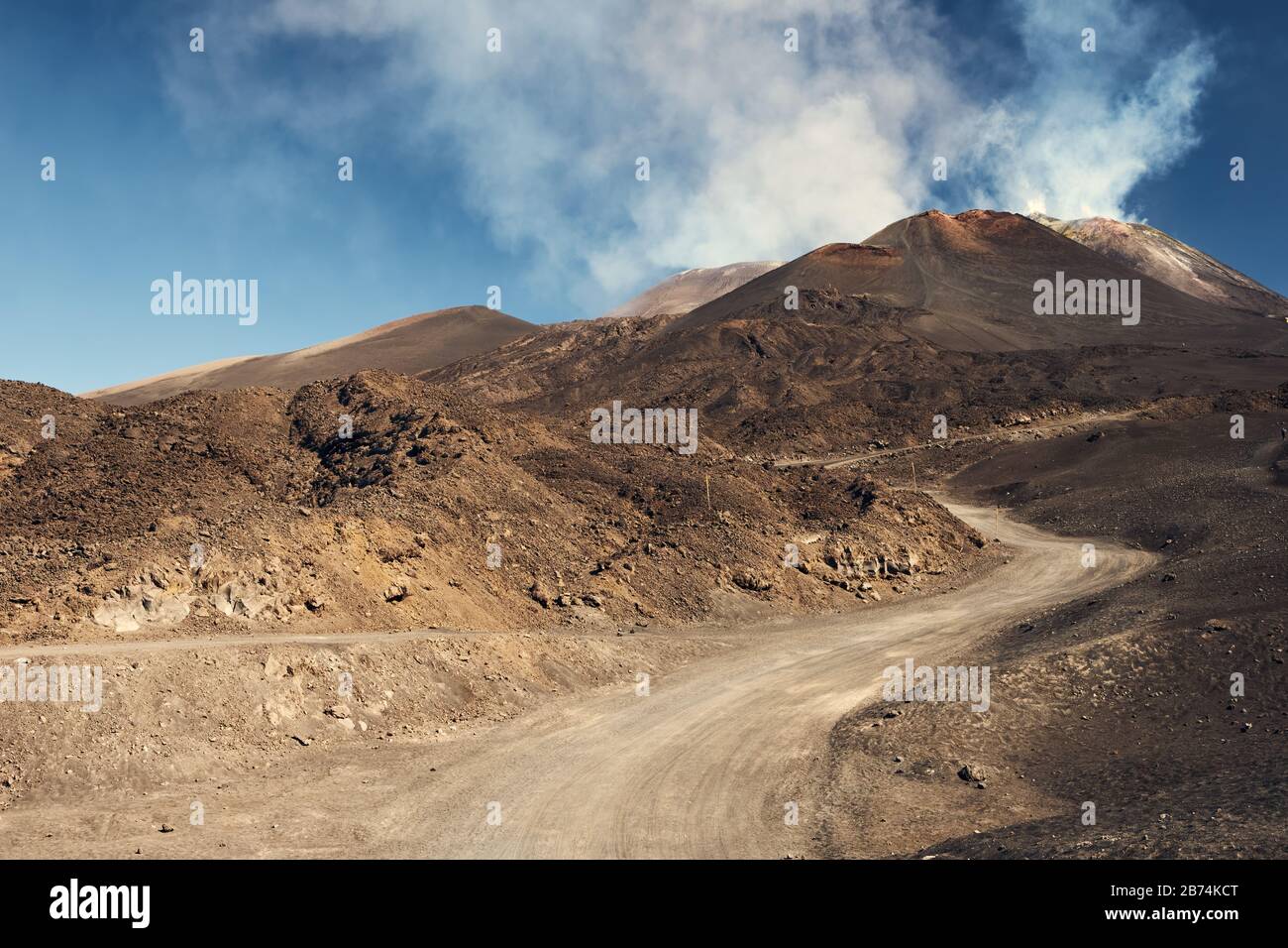 Strada tortuosa che porta al vulcano Etna, Sicilia, Italia Foto Stock