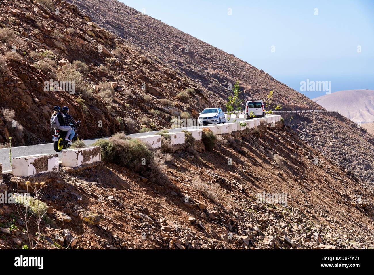 La ripida e stretta strada di montagna FV-30 tra Pajara e Betancuria sull'isola delle Canarie di Fuerteventura Foto Stock