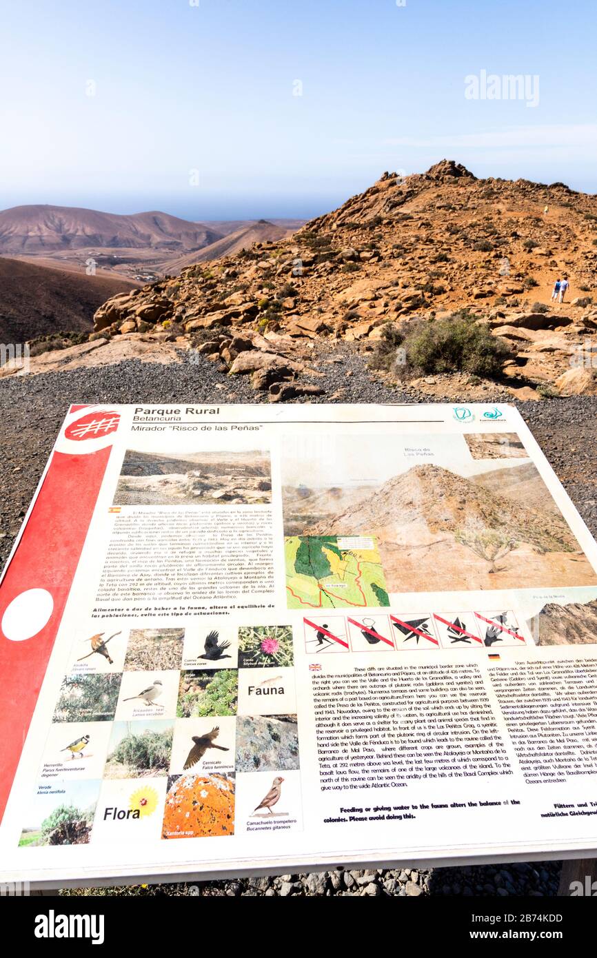 Un pannello interpettivo e la vista dal Mirador del Risco de las Peñas sull'isola delle Canarie di Fuerteventura Foto Stock