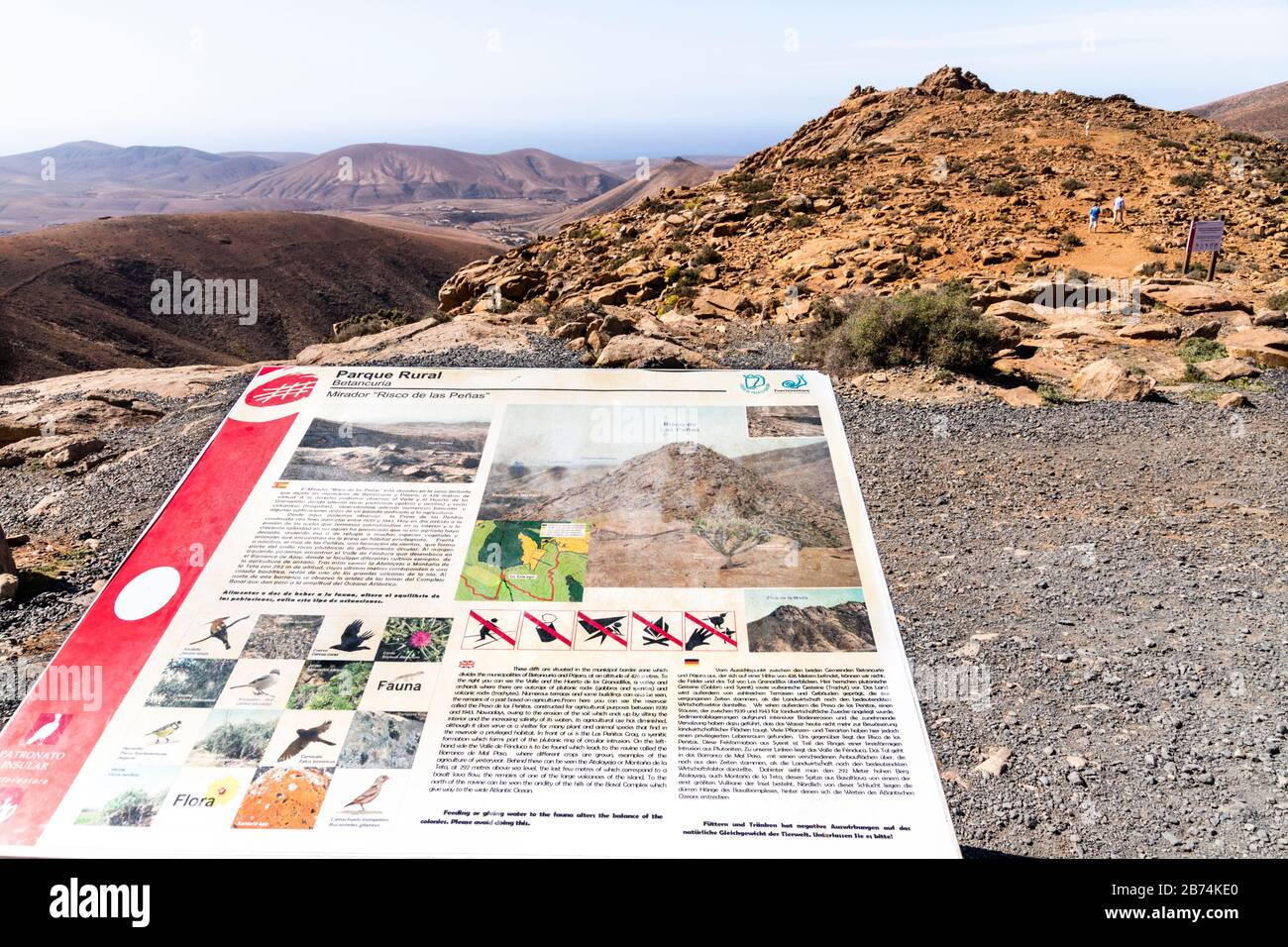 Un pannello interpettivo e la vista dal Mirador del Risco de las Peñas sull'isola delle Canarie di Fuerteventura Foto Stock
