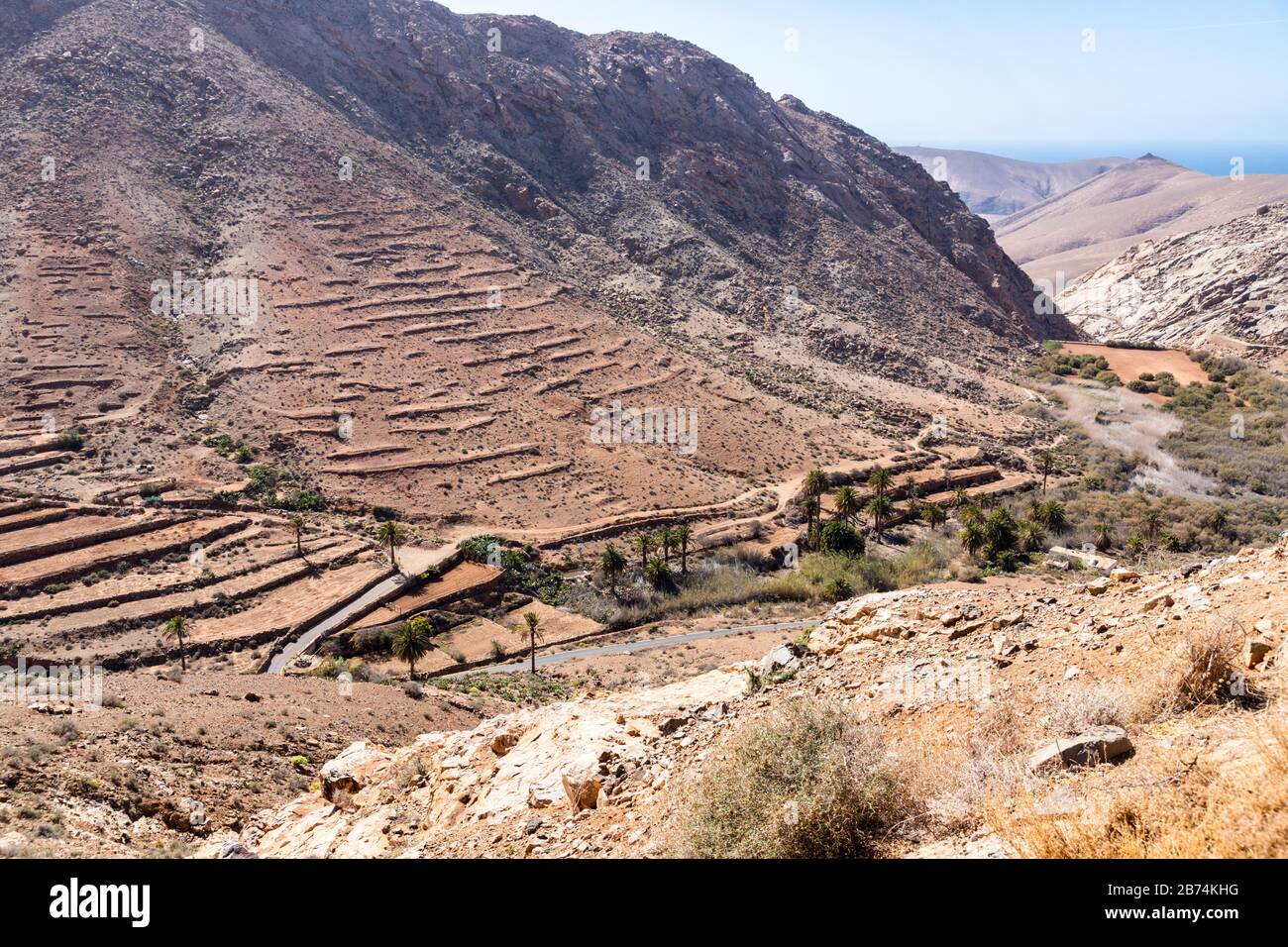 Guardando da Mirador las Penitas sulla ripida e stretta strada di montagna FV-30 tra Pajara e Betancuria sull'isola delle Canarie di Fuerteventura Foto Stock