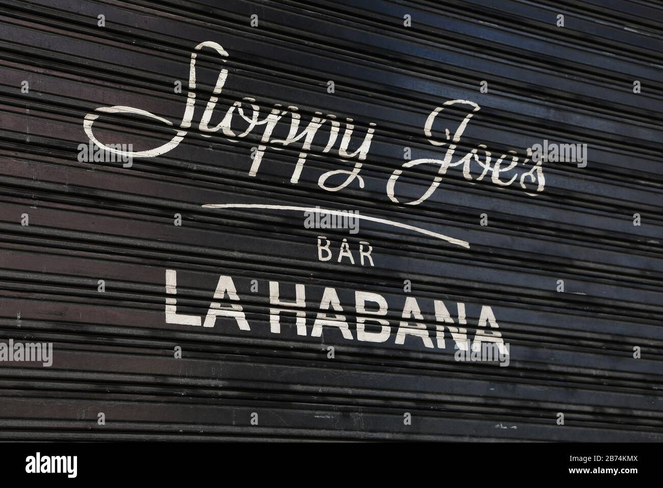 Havana, Cuba - otturatore a rullo del vecchio bar Sloppy Joe's. Foto Stock