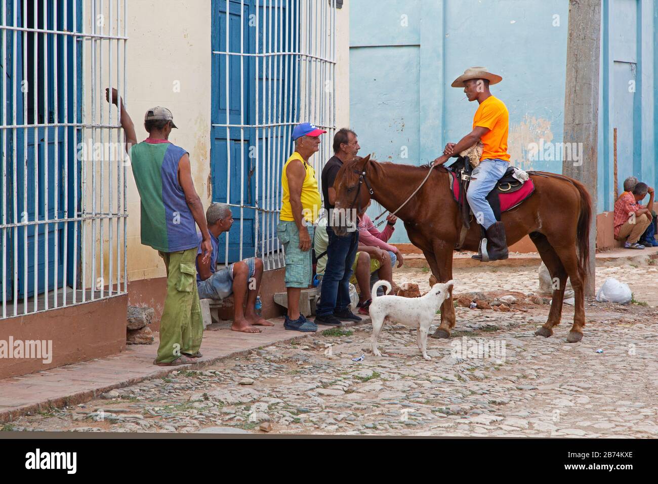 Trinidad, Cuba – Gruppo di persone che parla a Trinidad di Cuba Foto Stock