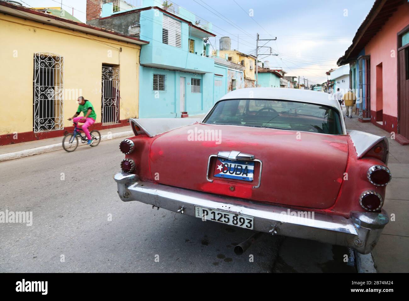 Vecchia auto americana in una strada di Trinidad di Cuba Foto Stock