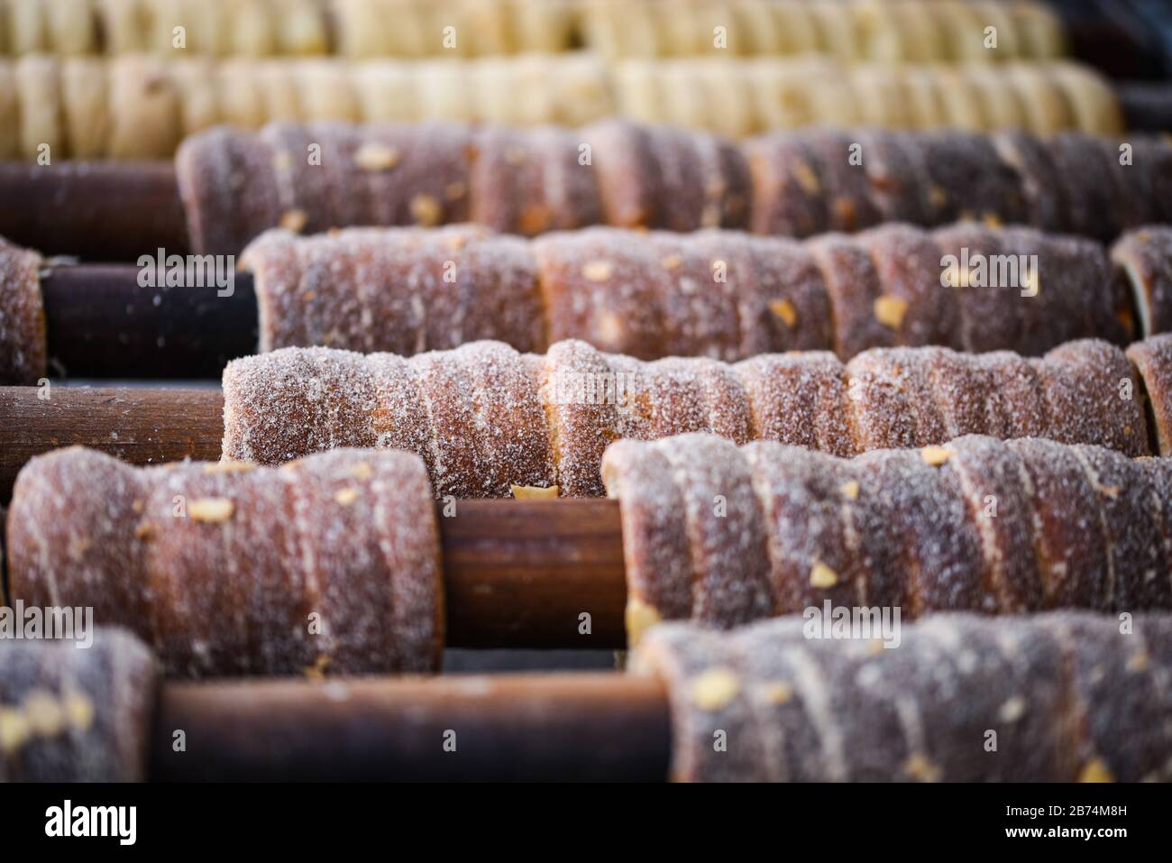 delizie dolci tradizionali ceche con cannella, zucchero e noci Foto Stock