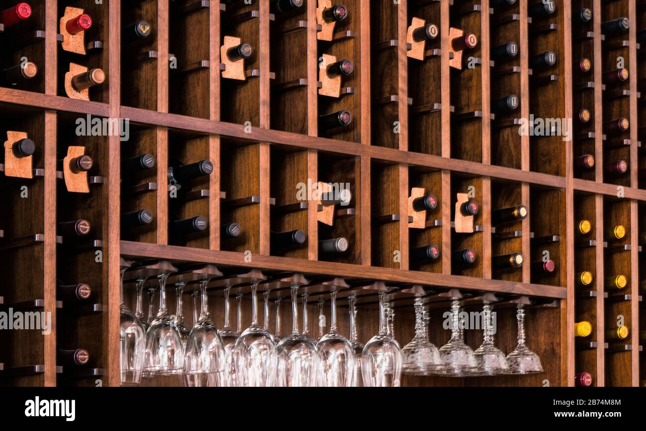 Deposito per wine bar a casa, allestito Foto Stock