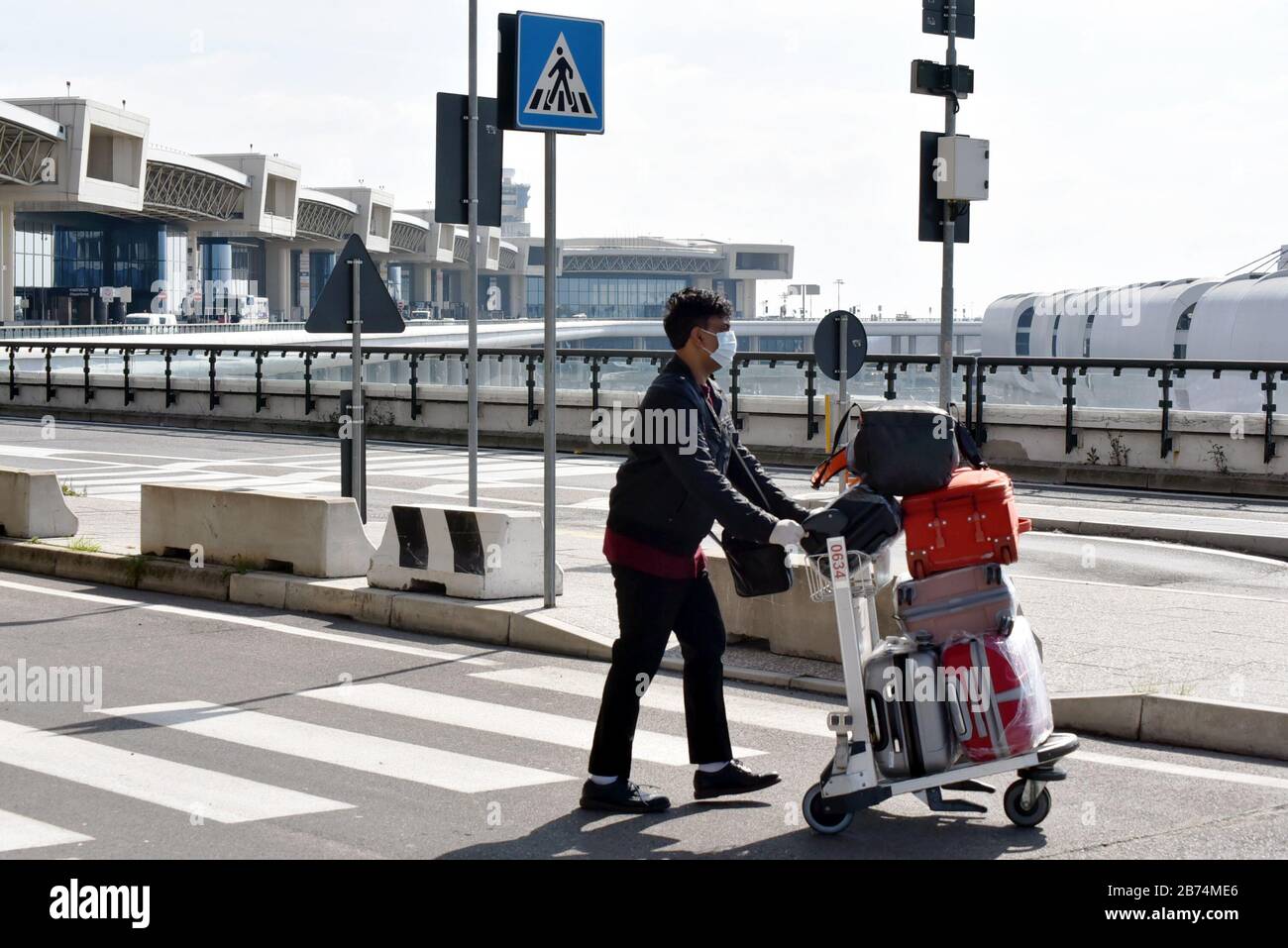 Milano, aeroporto di Malpensa, aeroporto vuoto, pochi aerei sulla pista, cittadini Della Sry Lanka rinviati senza preavviso dalla compagnia aerea Editorial Usage Only Foto Stock