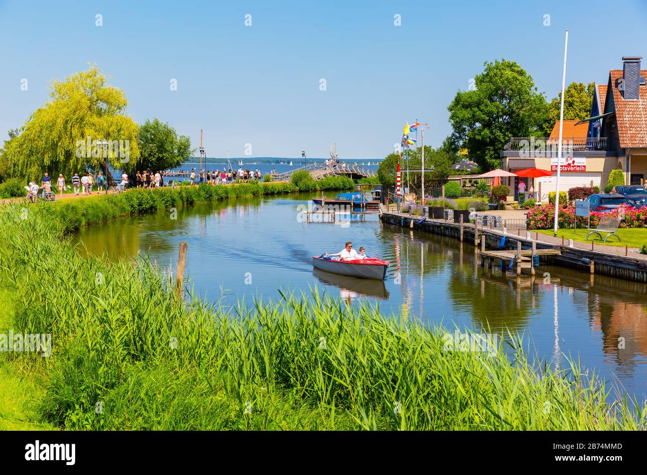 Steinhude, Germania - 23 giugno 2019: Steinhuder Meer a Steinhude con persone non identificate. Con circa 30 kmq è il più grande lago del nord-ovest Foto Stock