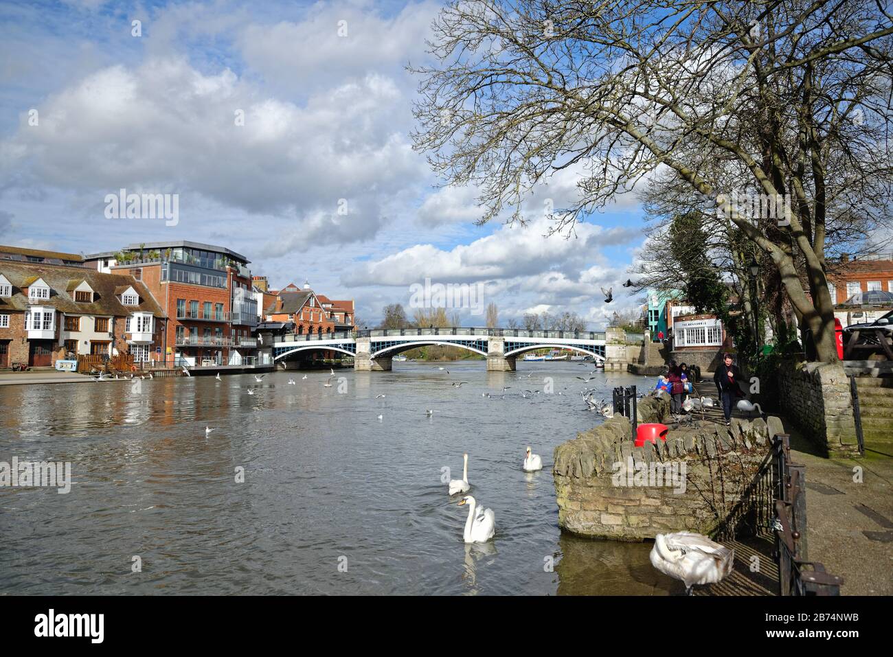 Il ponte pedonale Windsor ed Eton attraversa il Tamigi a Windsor Berkshire Inghilterra UK Foto Stock