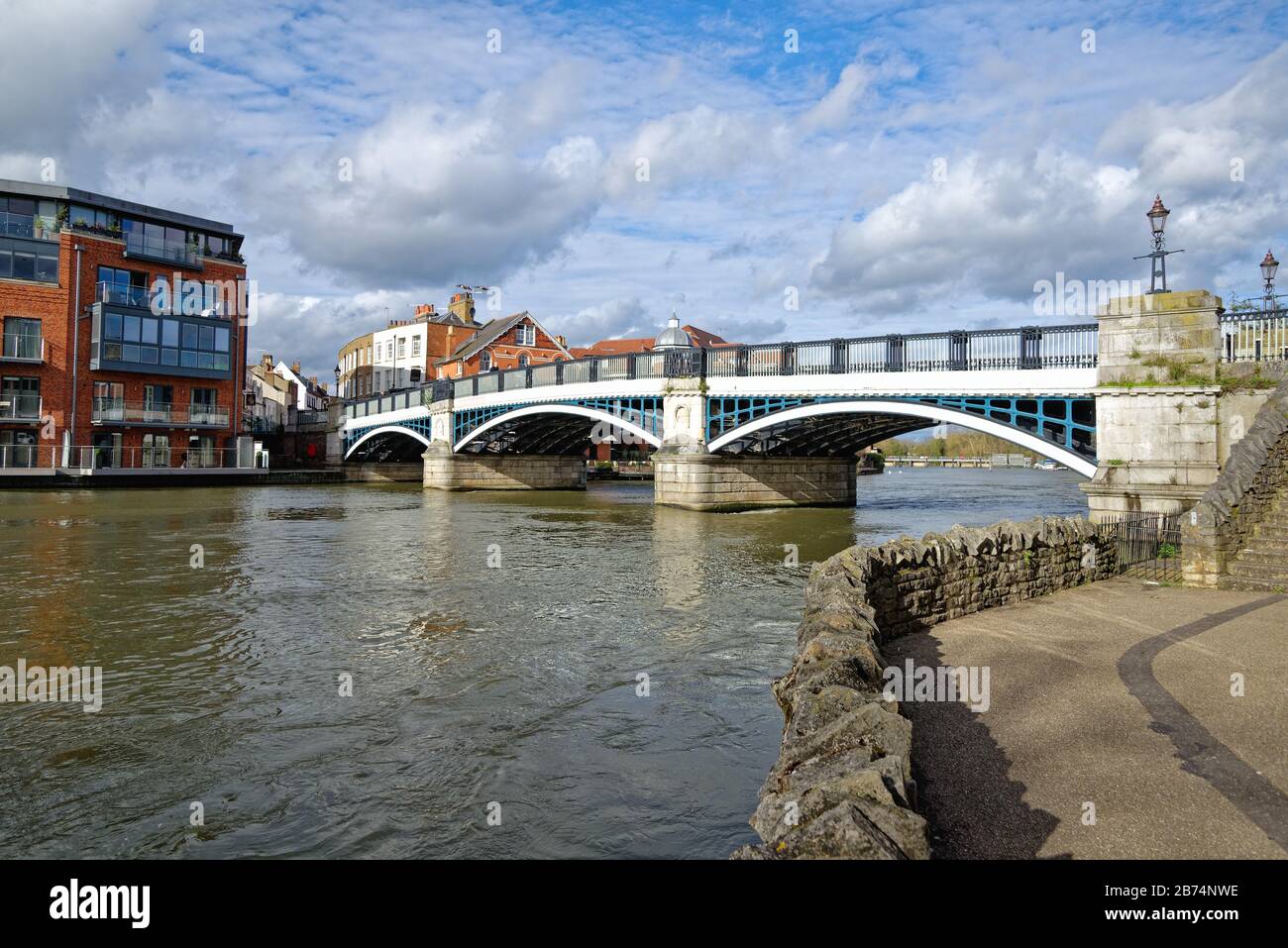 Il ponte pedonale Windsor ed Eton attraversa il Tamigi a Windsor Berkshire Inghilterra UK Foto Stock