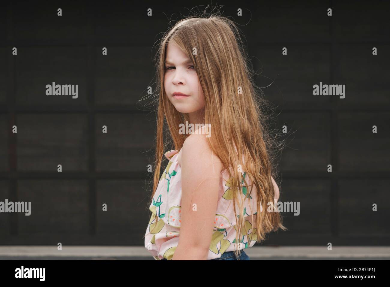 Ritratto di una giovane ragazza con lunghi capelli biondi Foto Stock