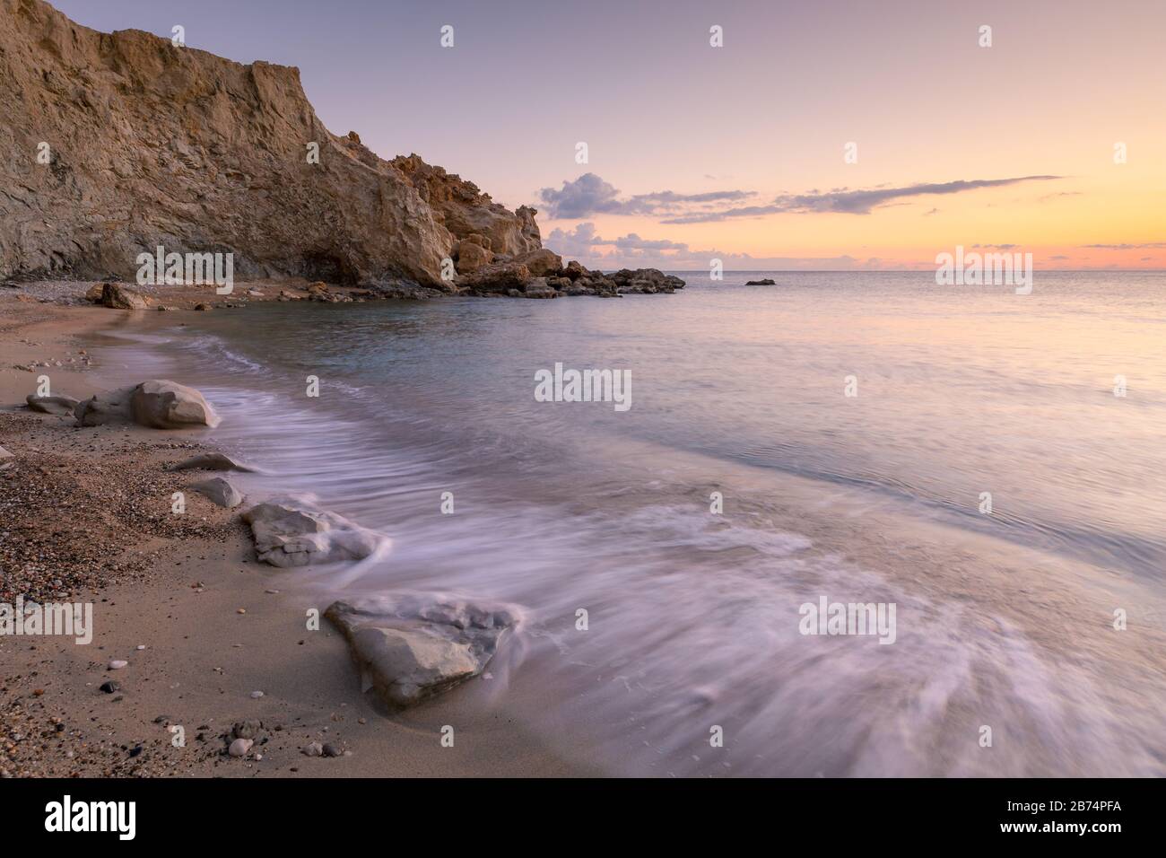 Spiaggia nei pressi del villaggio di Kalo Nero nella parte meridionale di Creta. Foto Stock