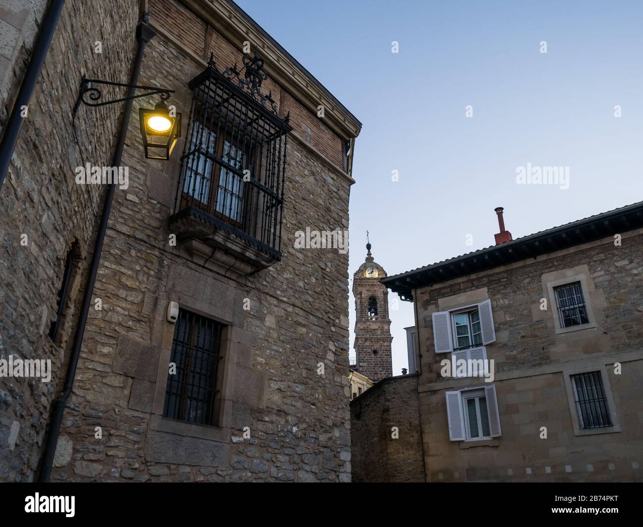 Vista verso la Chiesa di San Vicente nel centro storico di Vitoria-Gasteiz, Paesi Baschi, Spagna all'alba Foto Stock