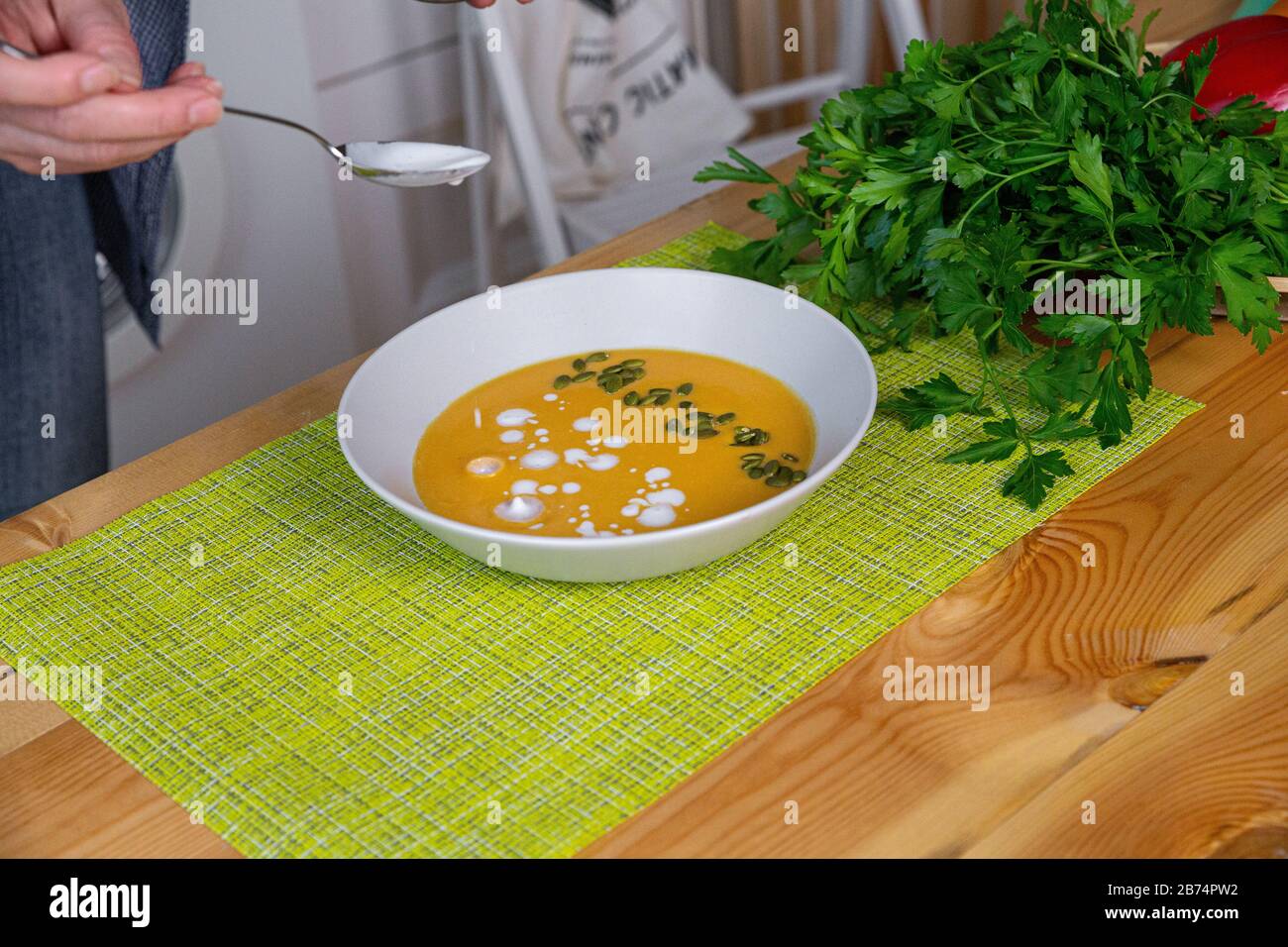 Preparazione di brodo di pollo con verdure bouillon in una pentola. Lavagna nera come sfondo. Cucina da lavoro scenario da sopra. Foto Stock