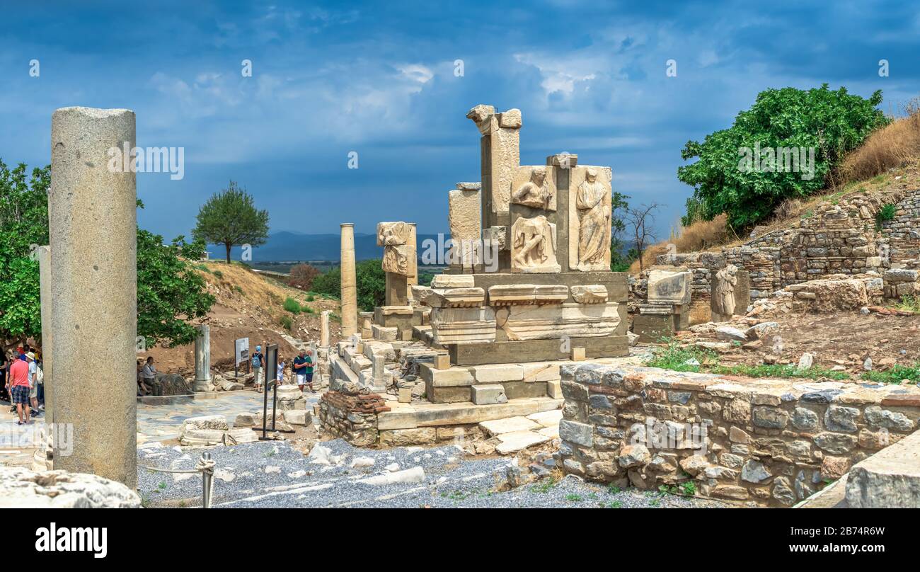 Efeso, Turchia – 07.17.2019. Le rovine delle statue Polifemo della Fontana di Pollio nell'antica città di Efeso, Turchia, in una giornata estiva soleggiata Foto Stock