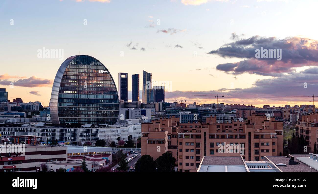 Madrid, Spagna - 7 marzo 2020: Vista dello skyline di Madrid con il quartiere residenziale Las Tablas, l'edificio degli uffici BBVA e Cuatro Torres Financial d Foto Stock