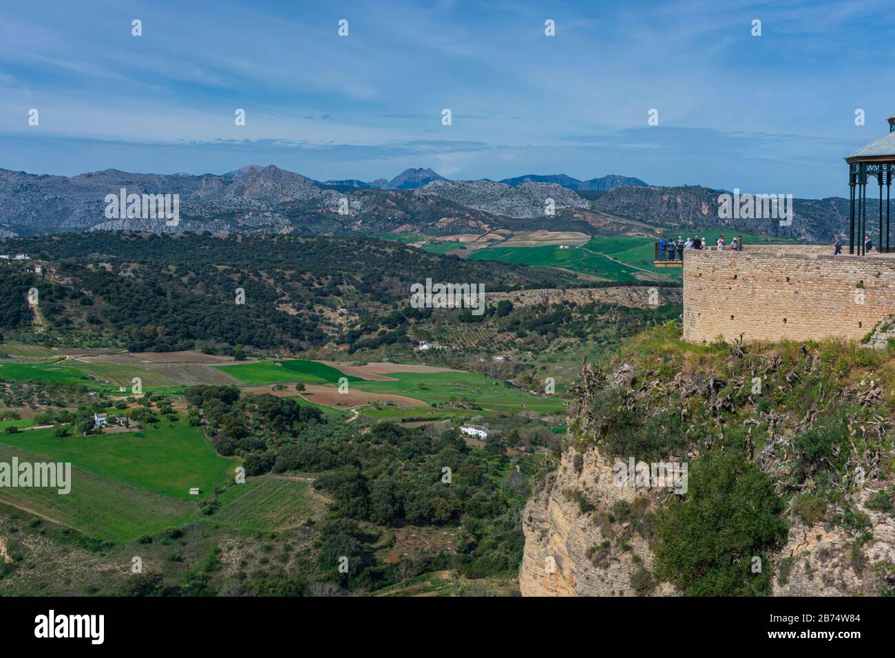 Punto di osservazione per la Sierra de Grazalema nei giardini Blas Infante a Ronda. 12 / Marzo / 2020 Foto Stock