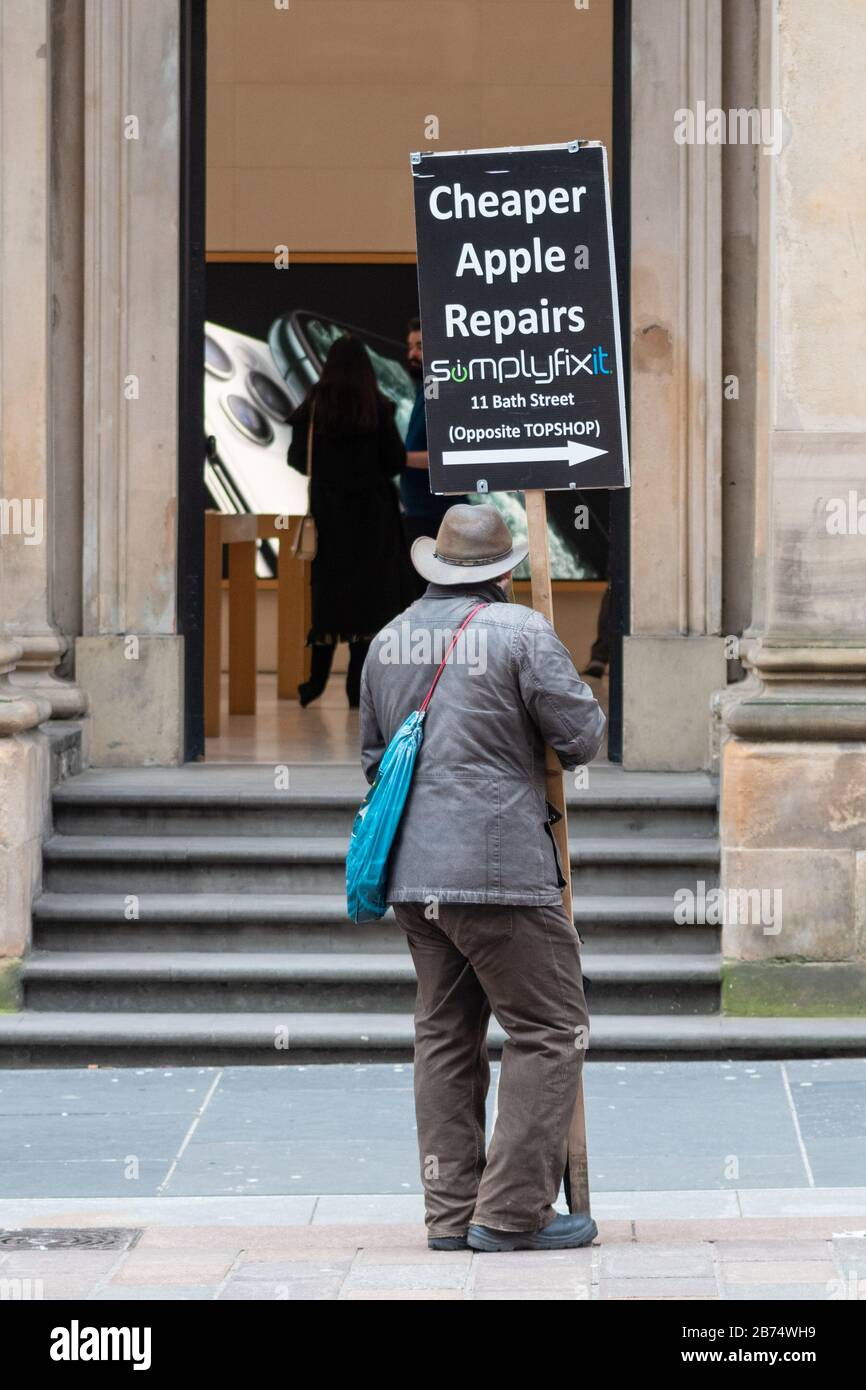 Apple Store Glasgow con uomo fuori porta cartello pubblicità più economici Apple riparazioni nelle vicinanze - Glasgow, Scozia, Regno Unito Foto Stock