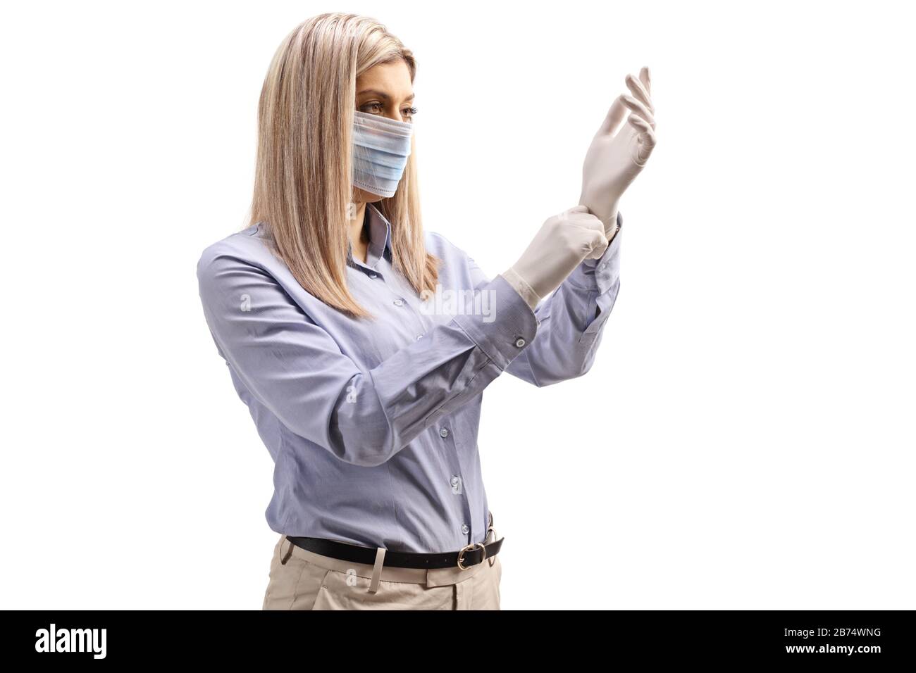 Giovane donna con una maschera medica per il viso, indossare guanti chirurgici isolati su sfondo bianco Foto Stock