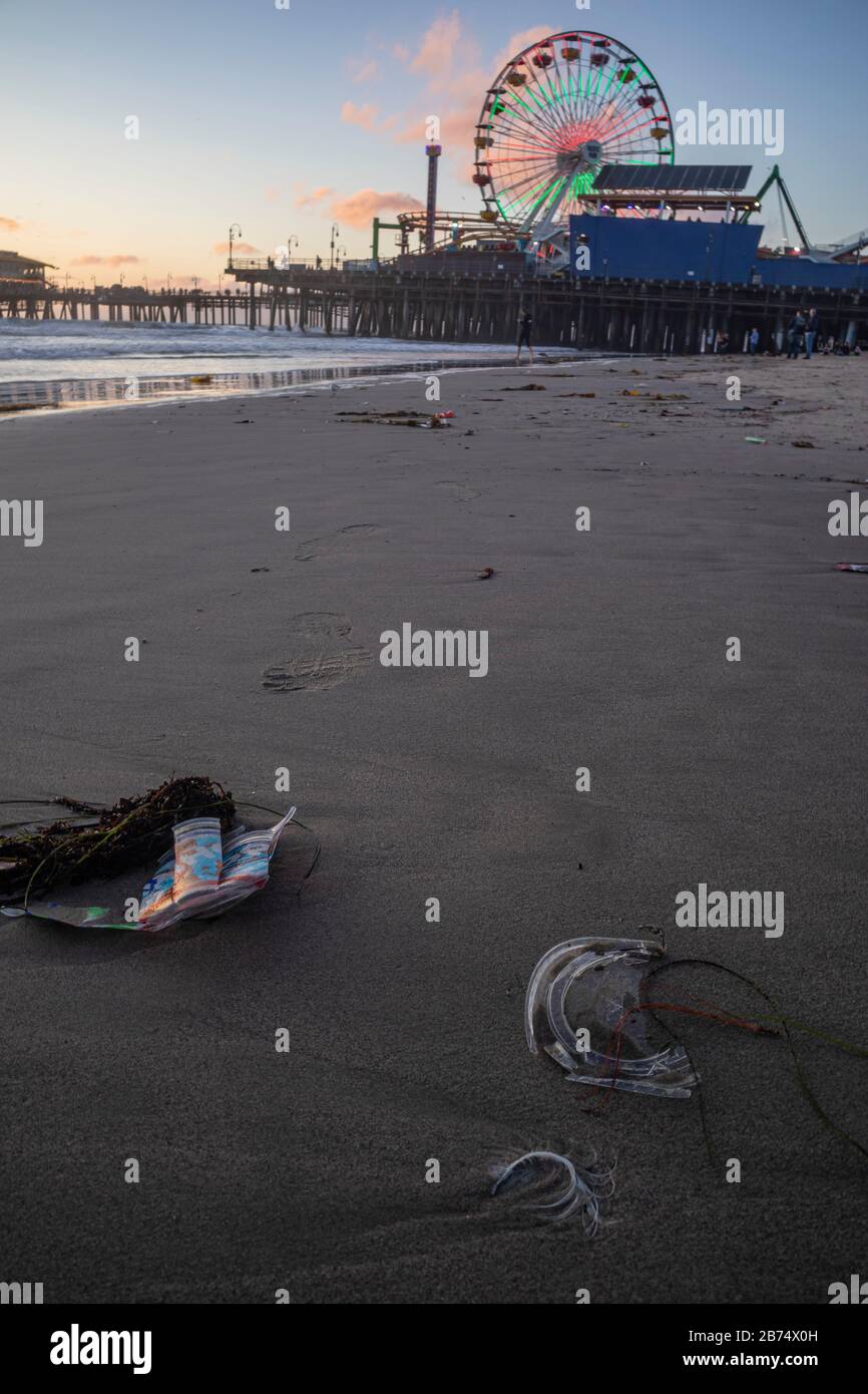 Spazzatura lavata sulla spiaggia, Santa Monica, California, Stati Uniti Foto Stock