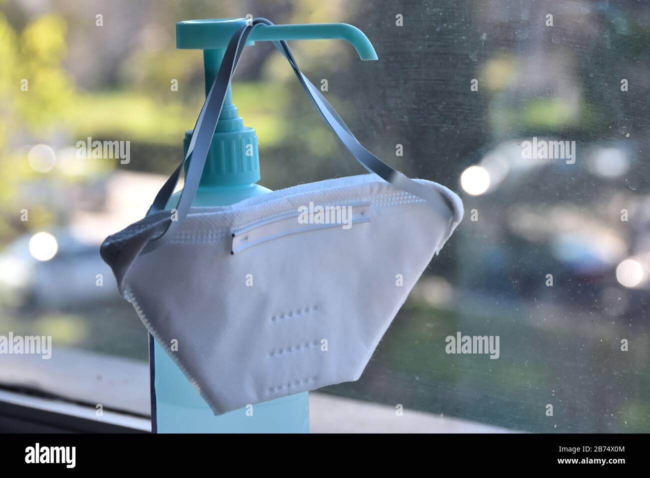 Immagine con dispenser di gel igienizzante per le mani e maschera per la protezione aerea Foto Stock