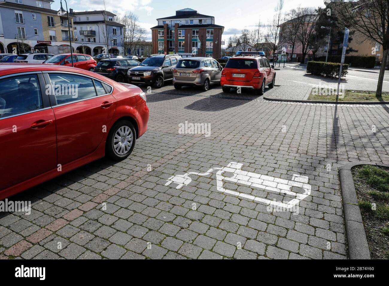 Una stazione di ricarica per auto elettriche sul mercato di Gruenheide, Brandeburgo. Il progetto Tesla Gigafactory 4 verrà costruito nel distretto di Freienbrink. Il sito si trova in una zona industriale all'uscita Freienbrink dell'autostrada A10. Tesla vuole produrre 500,000 auto all'anno a Gruenheide. Per la prima fase di costruzione, 90 ettari di foresta devono essere eliminati. Gli ambientalisti criticano la deforestazione e il consumo di acqua da parte della fabbrica. [traduzione automatica] Foto Stock