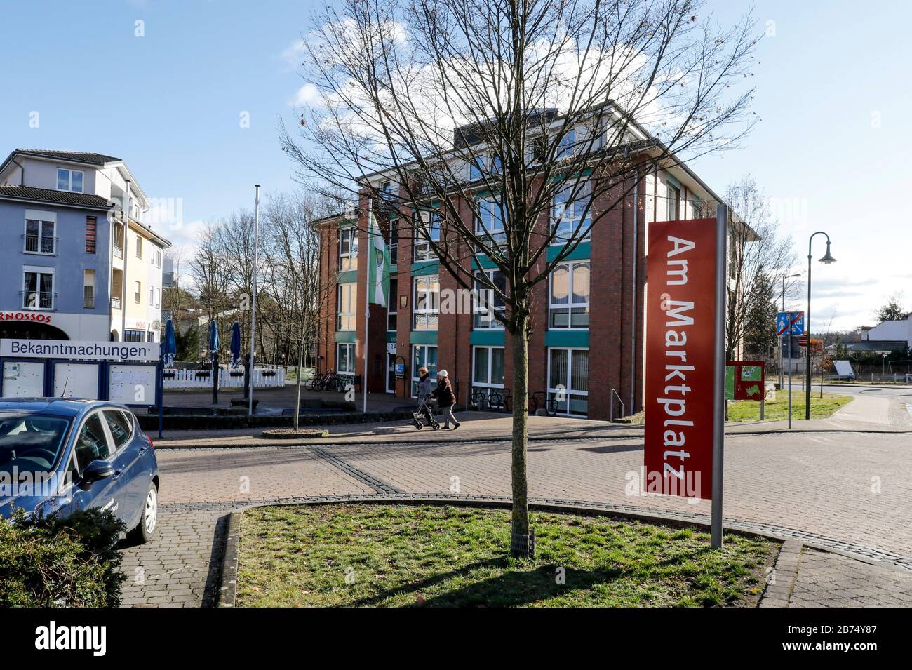 Mercato di Gruenheide, Brandeburgo. Il progetto Tesla Gigafactory 4 verrà costruito nel distretto di Freienbrink. Il sito si trova in una zona industriale all'uscita Freienbrink dell'autostrada A10. Tesla vuole produrre 500,000 auto all'anno a Gruenheide. Per la prima fase di costruzione, 90 ettari di foresta devono essere eliminati. Gli ambientalisti criticano la deforestazione e il consumo di acqua da parte della fabbrica. [traduzione automatica] Foto Stock