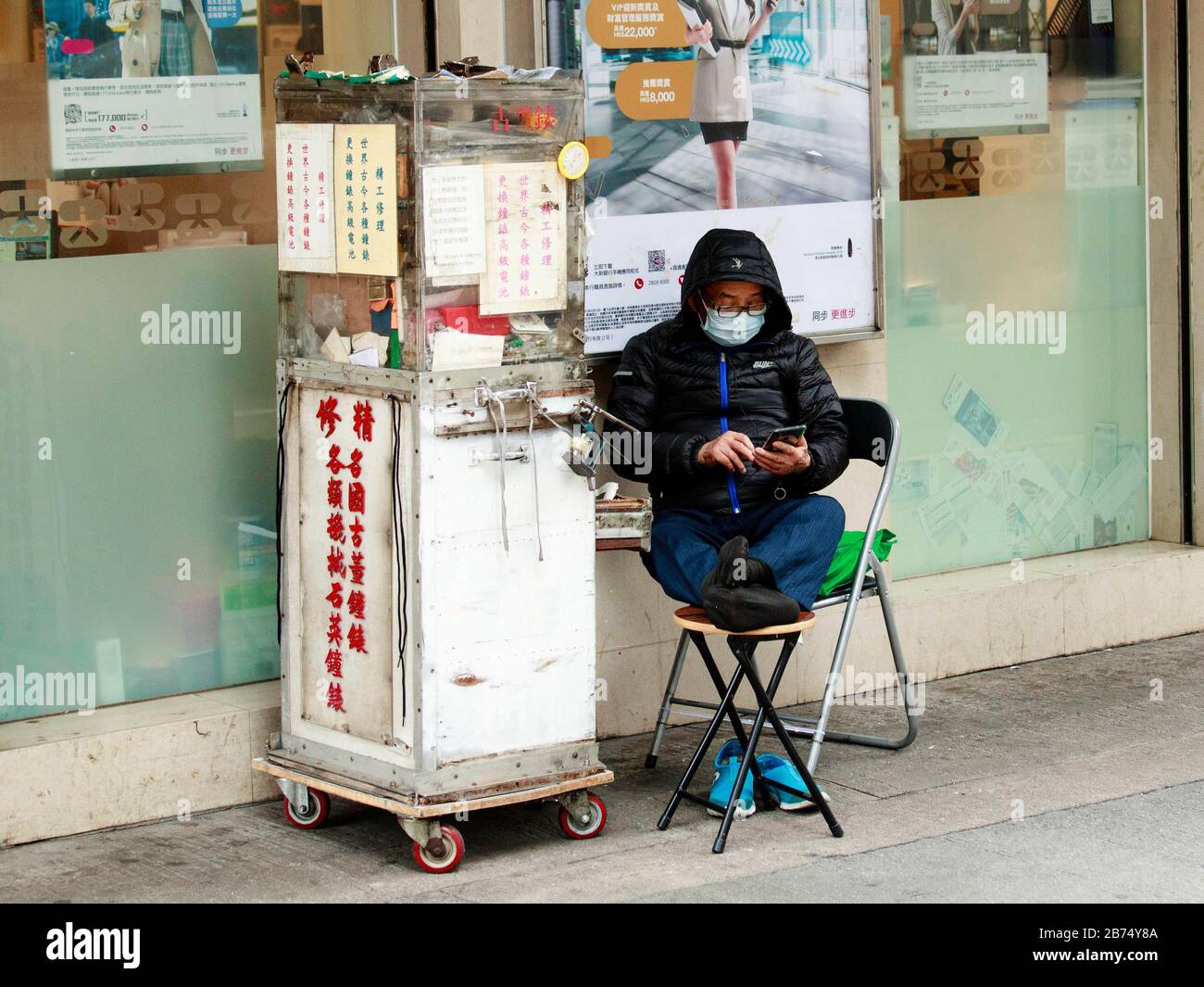 Le persone indossano maschere su una strada. Un uomo di trentanove anni a Hong Kong credeva di essere stata la prima vittima del Coronavirus. Foto Stock