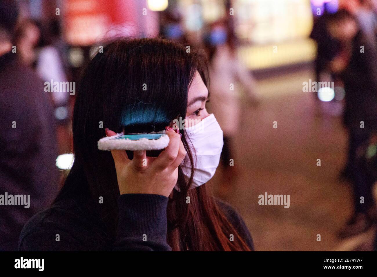 La gente indossa la maschera chirurgica per strada come un uomo cinese continentale confermato come primo caso di coronavirus a Hong Kong. Foto Stock